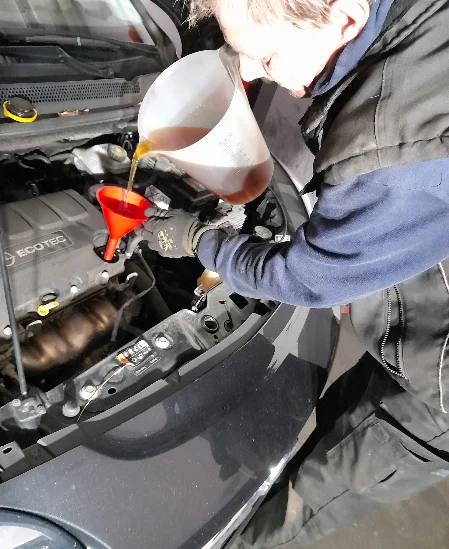 Der Reifenservice Autowelt-Baumann wechselt auch das Motoröl Ihres Fahrzeuges